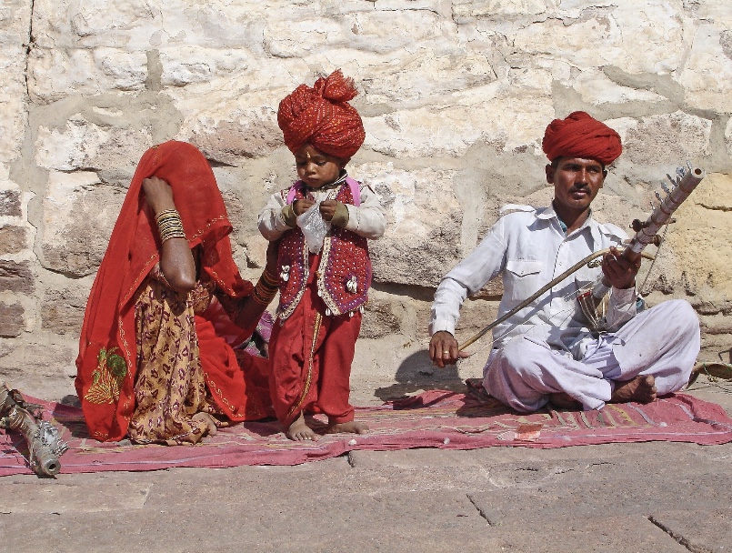 Playing Rajasthani folk music: Jodhpur fort